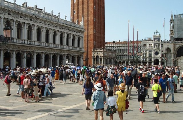 O turista de 23 de ani, amendata cu 250 de euro in Venetia pentru ca purta doar costum de baie