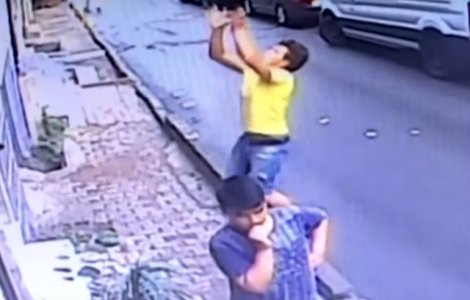 Adolescent de 17 ani vigilent a reusit sa prinda un copil de 2 ani, cazut de la etaj/ VIDEO