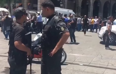 O persoana a murit si 8 au fost ranite in doua atentate sinucigase in capitala Tunisiei/ VIDEO