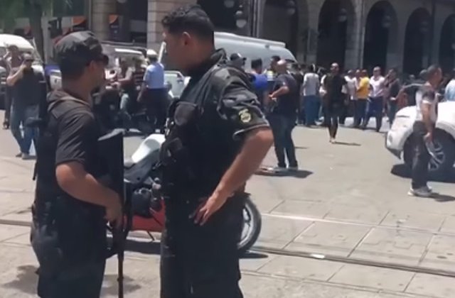 O persoana a murit si 8 au fost ranite in doua atentate sinucigase in capitala Tunisiei/ VIDEO