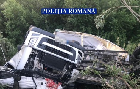 Un TIR cu 20 de tone de ciocolata a plonjat, de la 6 metri inaltime, in raul Olt