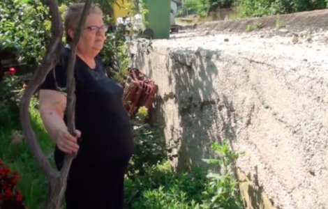 O strada din Suceava care trebuia asfaltata s-a transformat intr-un zid in fata curtilor oamenilor/ VIDEO