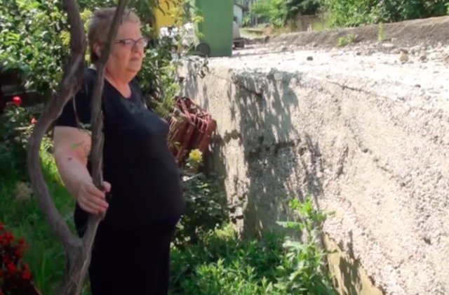 O strada din Suceava care trebuia asfaltata s-a transformat intr-un zid in fata curtilor oamenilor/ VIDEO