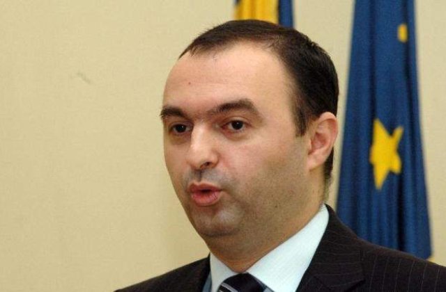 Adomnitei &#39;isi baga nasul&#39; in problemele Educatiei