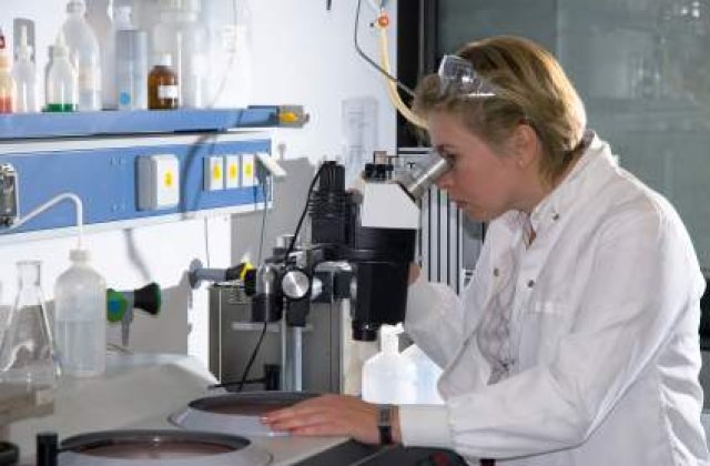 Producatorii mondiali pot fabrica, anual, peste doua miliarde de doze cu vaccin contra noii gripe