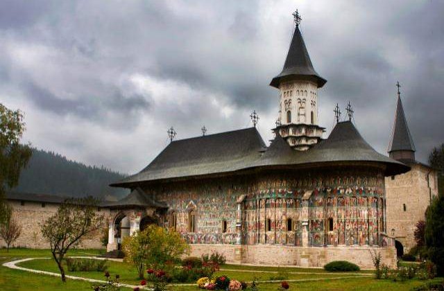 Manastirile din Bucovina, Bucurestiul si Constanta, promovate la greci