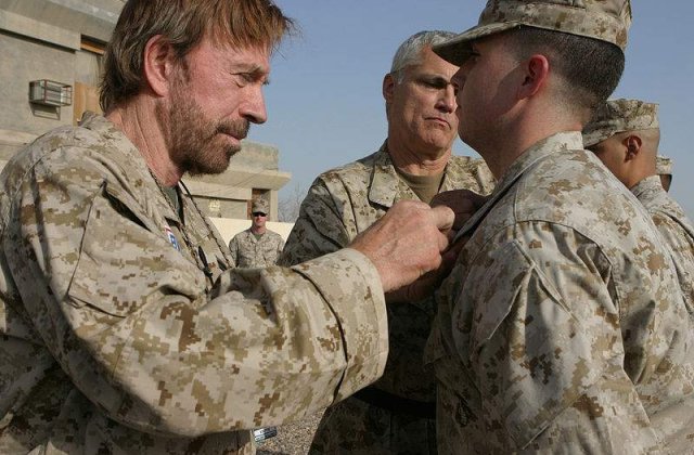 Chuck Norris: Homosexualii nu au voie sa fie cercetasi