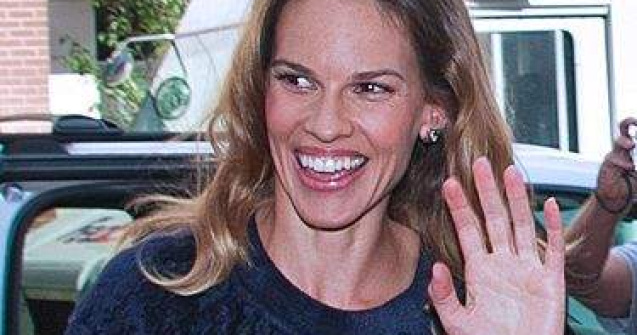 Hilary Swank in Romania: Actrita militeaza pentru cainii vagabonzi si orfani