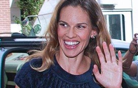 Hilary Swank in Romania: Actrita militeaza pentru cainii vagabonzi si orfani