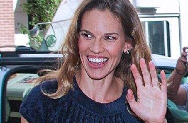 Hilary Swank in Romania: Actrita militeaza pentru cainii vagabonzi si orfani