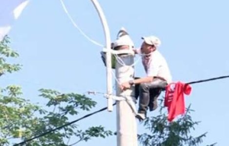 Protest la Cotroceni: Un barbat s-a urcat pe un stalp si vrea sa vorbeasca cu Basescu