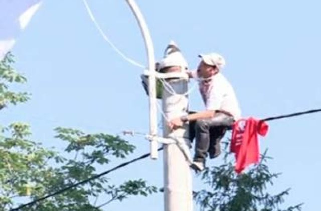 Protest la Cotroceni: Un barbat s-a urcat pe un stalp si vrea sa vorbeasca cu Basescu