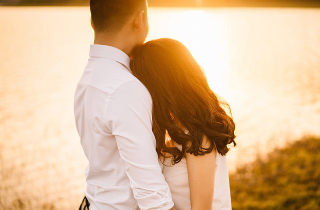 8 lucruri care ti se pot intampla daca iesi la intalnire cu cineva care nu este "genul" tau