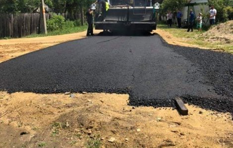 Intr-o comuna din Dolj se asfalteaza direct pe pamant/ FOTO