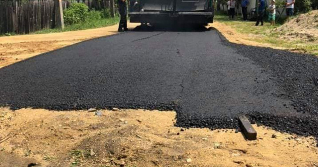Intr-o comuna din Dolj se asfalteaza direct pe pamant/ FOTO