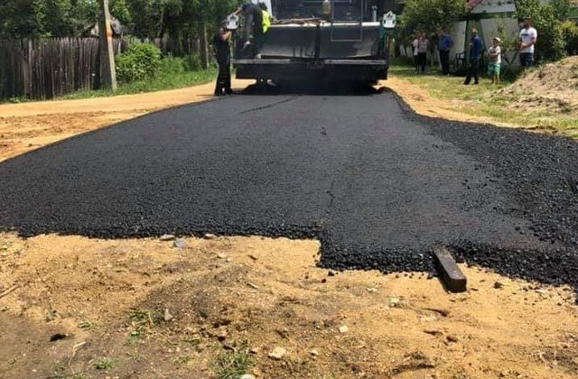 Intr-o comuna din Dolj se asfalteaza direct pe pamant/ FOTO