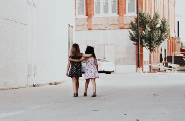 Acte de bunatate: 10+ momente reale cand strainii au salvat persoane necunoscute