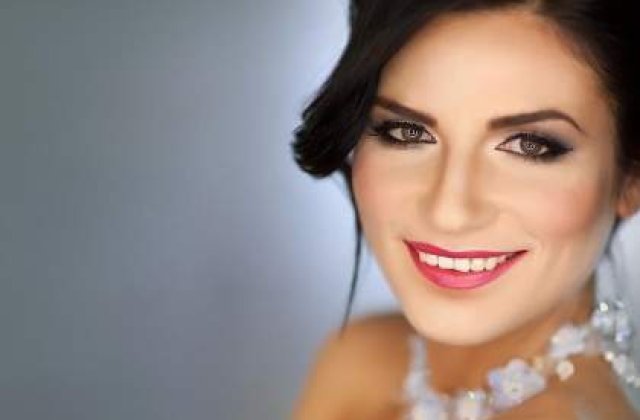 Ellie White este insarcinata in luna a patra