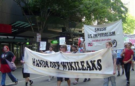Fondatorul WikiLeaks refuza sa se predea politiei