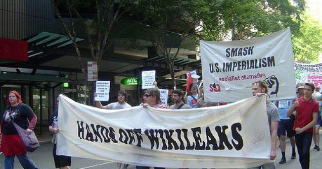 Fondatorul WikiLeaks refuza sa se predea politiei