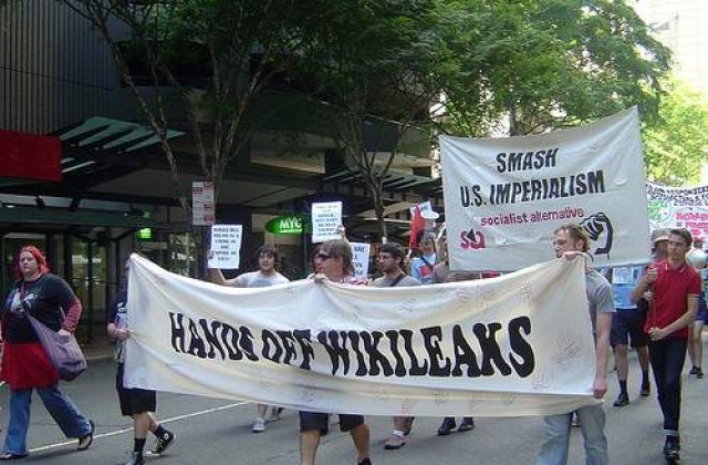 Fondatorul WikiLeaks refuza sa se predea politiei