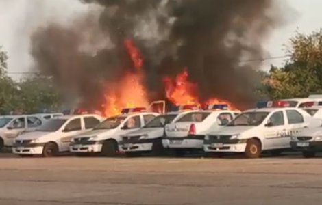 Mai multe masini de politie au ars in urma unui incendiu care a avut loc in parcarea unei sectii din Constanta/ VIDEO