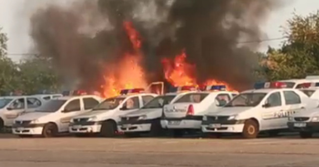 Mai multe masini de politie au ars in urma unui incendiu care a avut loc in parcarea unei sectii din Constanta/ VIDEO