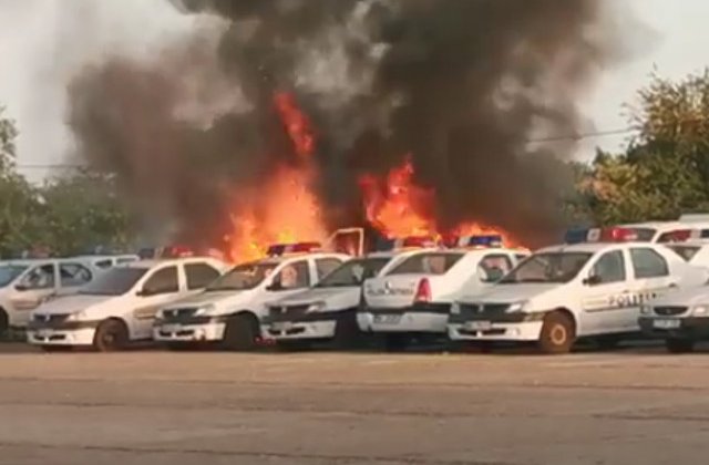 Mai multe masini de politie au ars in urma unui incendiu care a avut loc in parcarea unei sectii din Constanta/ VIDEO
