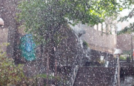 Cod PORTOCALIU de furtuni in 18 judete si in Capitala. Cod GALBEN de ploi in alte 16 judete