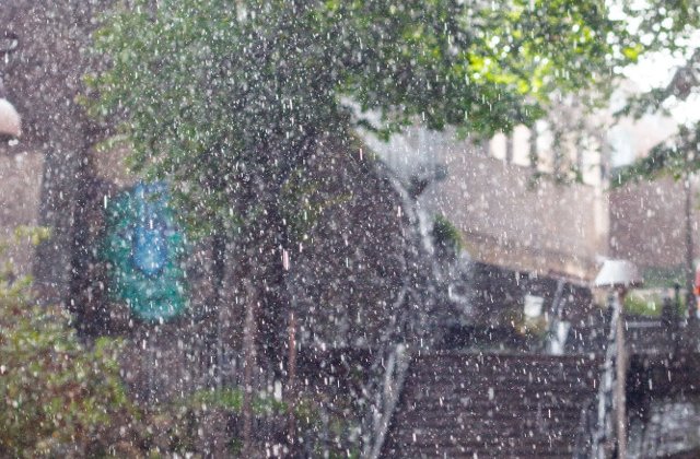 Cod PORTOCALIU de furtuni in 18 judete si in Capitala. Cod GALBEN de ploi in alte 16 judete