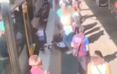 Momentul in care un baietel cade in golul dintre un tren si peron, sub privirile mamei sale / VIDEO