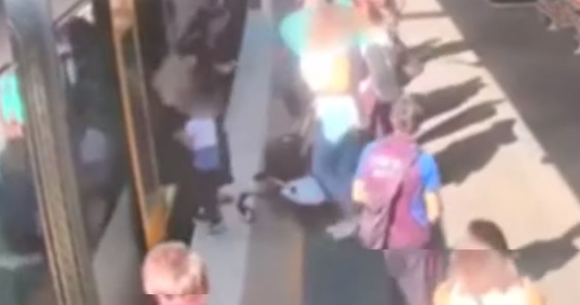 Momentul in care un baietel cade in golul dintre un tren si peron, sub privirile mamei sale / VIDEO