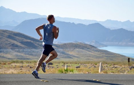 Studiu: Un program mai intens de activitati fizice la varsta mijlocie prelungeste viata