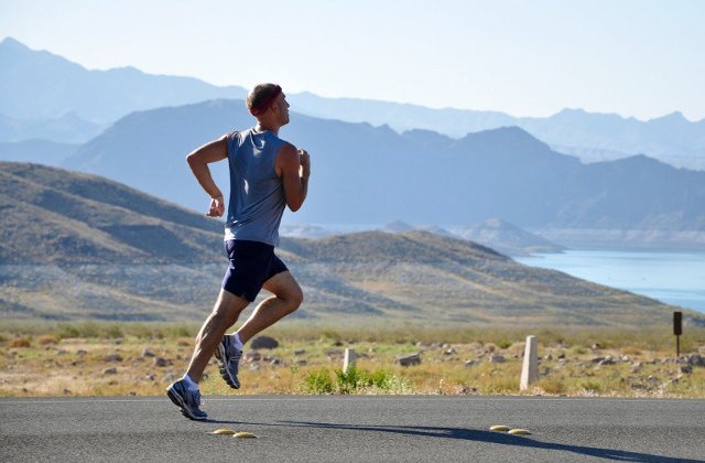 Studiu: Un program mai intens de activitati fizice la varsta mijlocie prelungeste viata