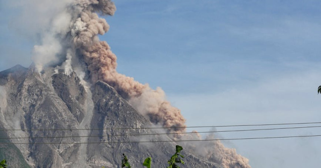 A erupt un vulcan de pe insula italiana Stromboli. Un turist a murit/ VIDEO