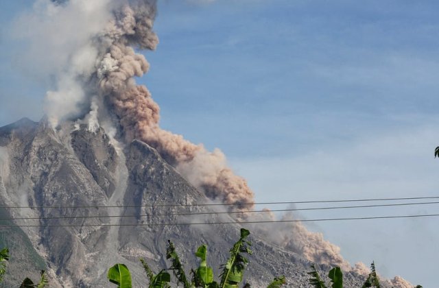 A erupt un vulcan de pe insula italiana Stromboli. Un turist a murit/ VIDEO