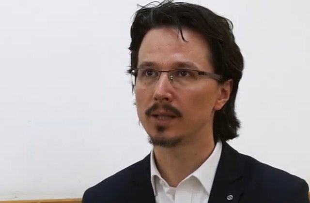 Cristi Danilet: Care e diferenta dintre un judecator care are baveta curata si unul care o are patata?