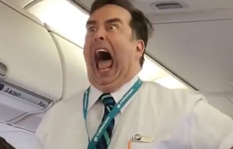 Un insotitor de bord amuza pasagerii unui zbor cu modul inedit in care prezinta masurile de siguranta / VIDEO