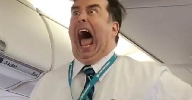 Un insotitor de bord amuza pasagerii unui zbor cu modul inedit in care prezinta masurile de siguranta / VIDEO