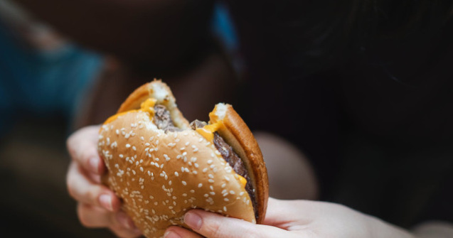 Studiu: Obezitatea provoaca mai multe cazuri de anumite forme de cancer decat tigarile