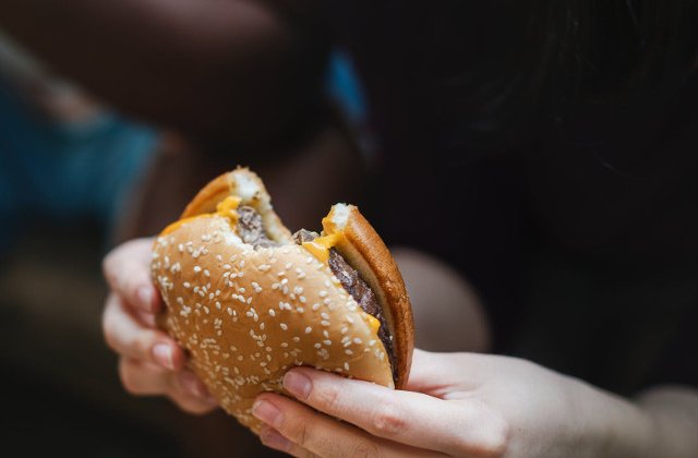 Studiu: Obezitatea provoaca mai multe cazuri de anumite forme de cancer decat tigarile