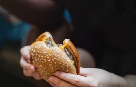 Studiu: Obezitatea provoaca mai multe cazuri de anumite forme de cancer decat tigarile