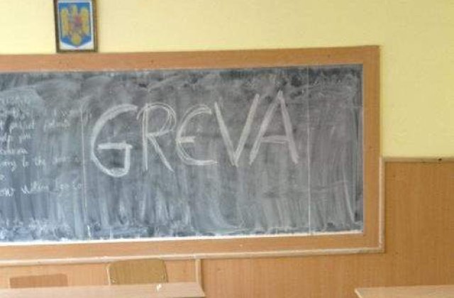 Profesorii nu mai intra astazi in greva. Teza se amana pentru joi