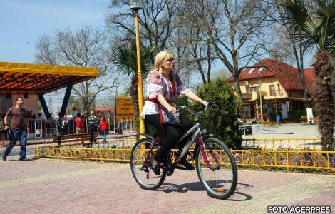 Hasotti: Elena Udrea e o 'diva de mucava' si noua 'Mita Biciclista'