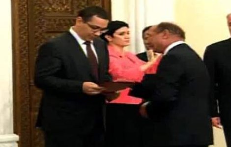 O fi cu noroc? Basescu joaca, din nou, "cartea" demisiei pe modificarea Constitutiei