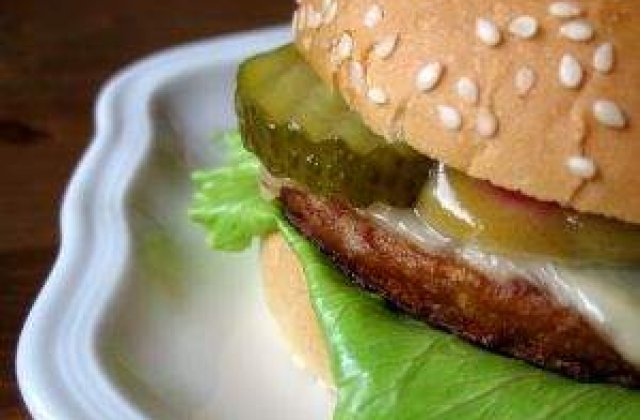 Kim Jong-Un le permite coreenilor sa manance pizza si hamburgeri