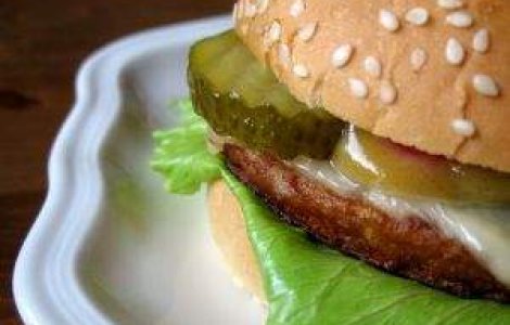 Kim Jong-Un le permite coreenilor sa manance pizza si hamburgeri