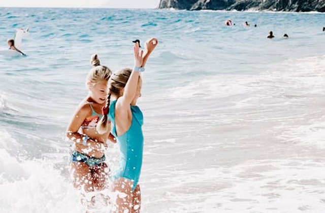 10 sfaturi utile de care sa tii cont atunci cand mergi cu copilul la mare sau piscina