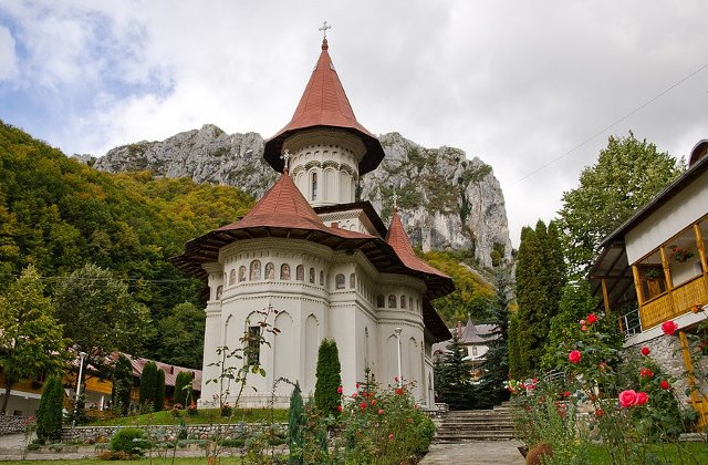 Incendiu puternic la Manastirea Ramet, unul dintre cele mai vechi asezaminte ortodoxe din Transilvania/ VIDEO