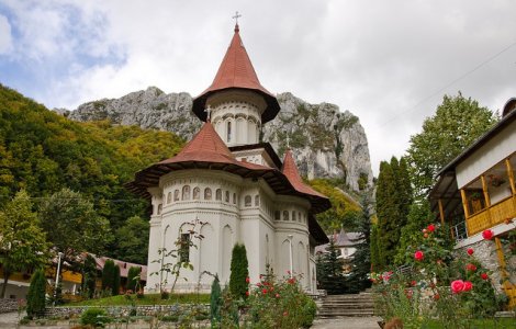 Incendiu puternic la Manastirea Ramet, unul dintre cele mai vechi asezaminte ortodoxe din Transilvania/ VIDEO
